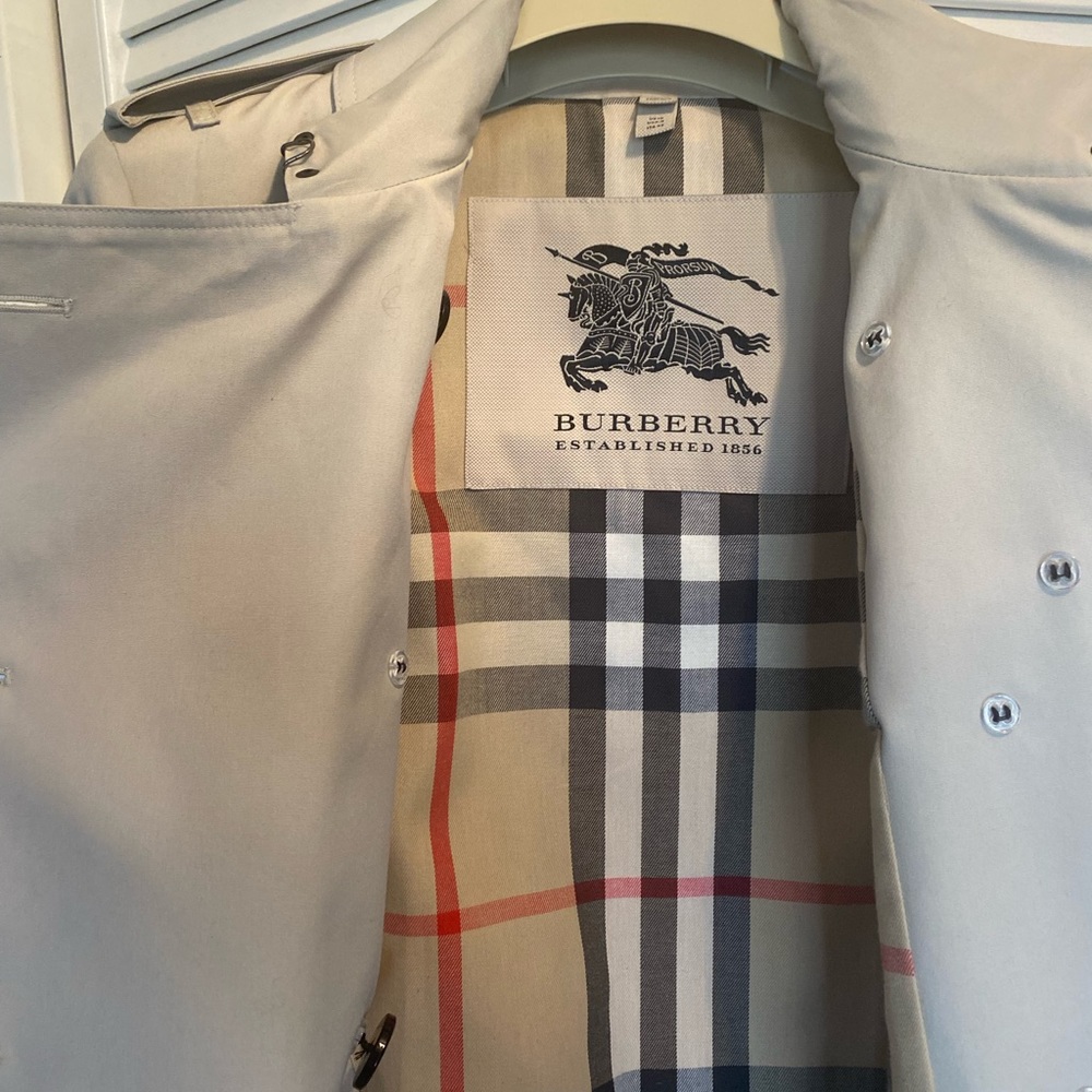New, never worn. Women's Classic Burberry trench coat - size 8 US - Picture 1 of 12